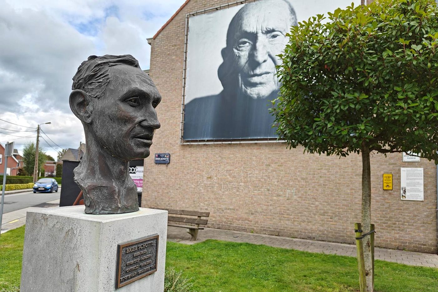 Bronzen buste van Briek Schotte in Kanegem