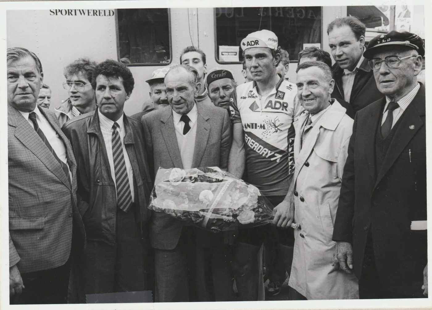 Briek Schotte gehuldigd met bloemen na een overwinning