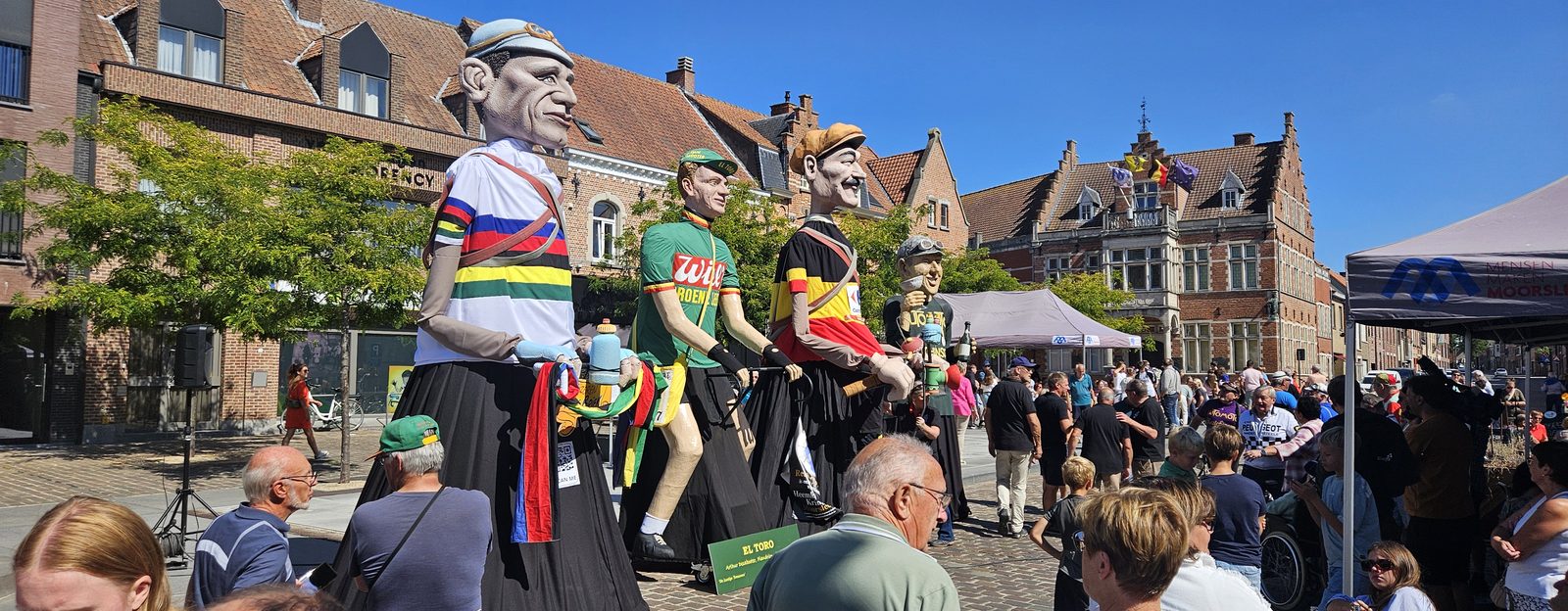 Reuzenparade tijdens de doop in Moorslede