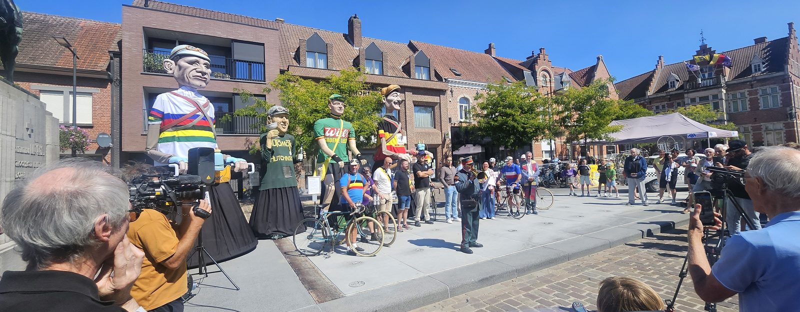 Reus Briek tijdens de inhuldiging op de Markt van Moorslede